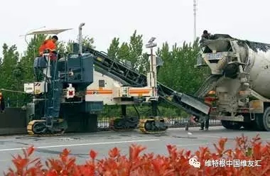 混凝土防撞護欄僅需一臺機器即可實現(xiàn)連續(xù)攤鋪作業(yè)，結構物一次性成型，經濟高效。