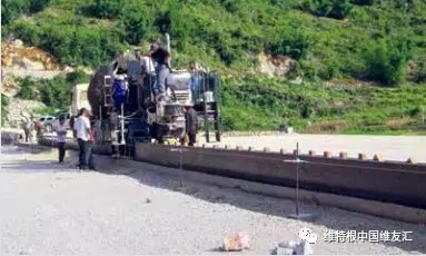 機器轉向系統(tǒng)的電子傳感器追蹤沿結構物設置的基準線。可以選裝維特根新型 AutoPilot 自動導航系統(tǒng)