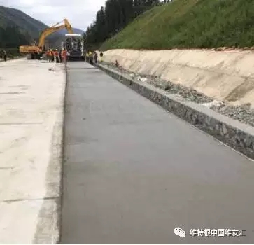 SP 25 一臺機器即可實現(xiàn)混凝土路面連續(xù)攤鋪作業(yè)，穩(wěn)定的機器性能及高效的生產率， 保證攤鋪作業(yè)的日產量和施工質量