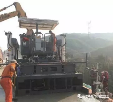 混凝土經 SP 25 機身配有的多根高頻振搗棒進行振 搗和密實后，由后掛模具一次性擠壓成型，形成密 實度高而且骨料分布均勻的混凝土路面